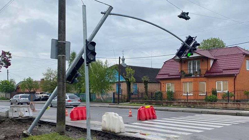 Біля луцької школи над переходом повис вирваний із землі світлофор. ФОТО