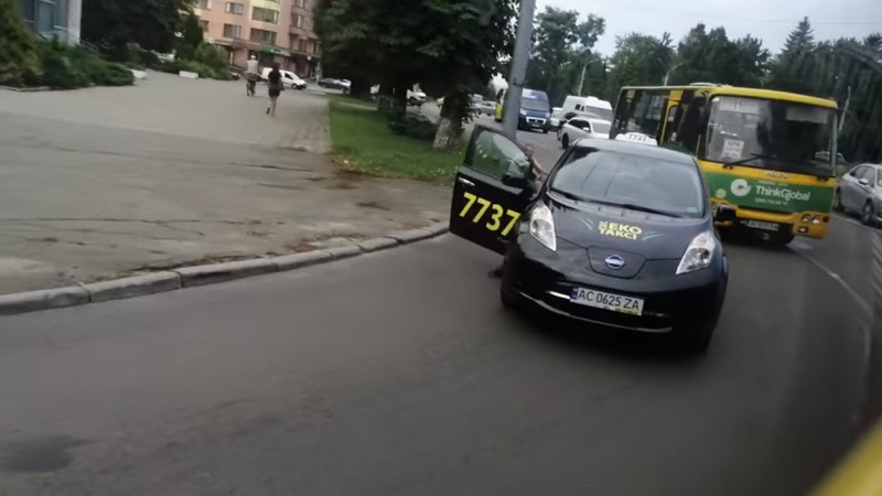 У Луцьку таксі та маршрутка не розділили дорогу. ВІДЕО
