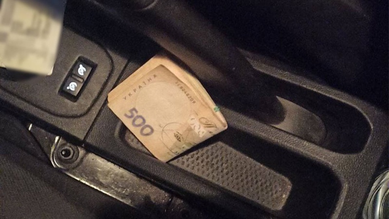 Хотіли злагодити все «мирним шляхом»: поліцейські викликали слідчих за хабар волинських водіїв