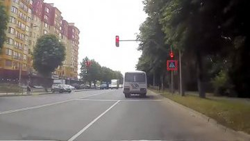 У Луцьку маршрутка поїхала на червоне світло. ВІДЕО