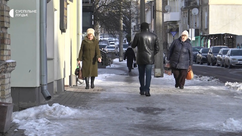 Хто у Луцьку має посипати піском слизькі тротуари