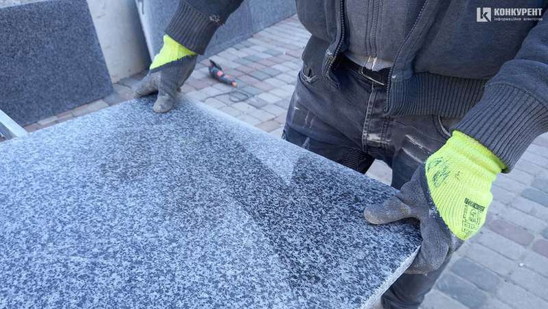 Фонтан на Театральному майдані Луцька оздоблюють гранітом