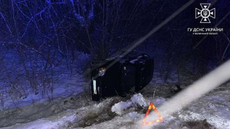 На Волині автомобіль злетів у кювет і перекинувся