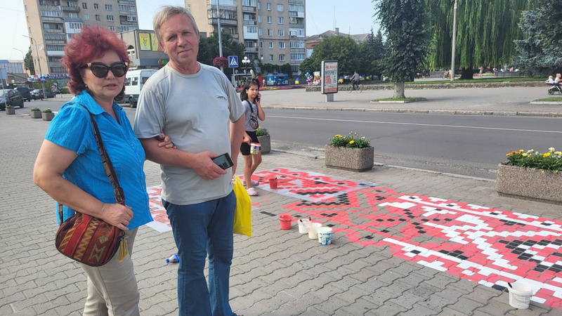 Бруківку в Ковелі розмалювали українським орнаментом