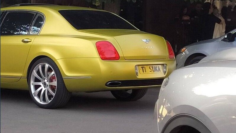 У центрі Луцька зазнімкували авто з неоднозначним висловом