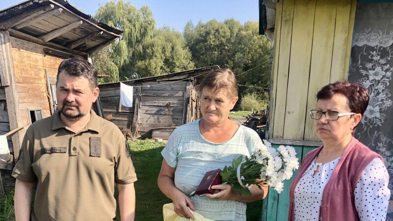 Матері полеглого захисника з Волині вручили нагороду сина