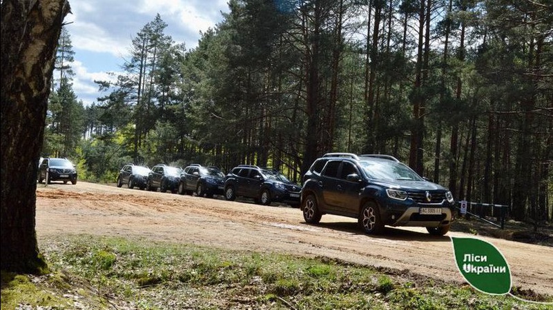 На Ковельщині зупинили бус із деревиною без документів