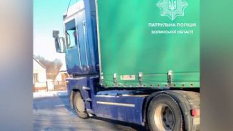 На Волині вантажівка через ожеледицю не могла зрушити з місця