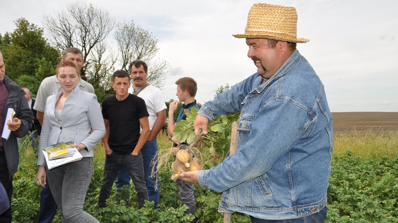 Фермер з Волині показав і розказав, як раціонально вирощувати картоплю. ФОТО