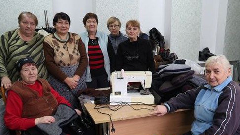 Шиють бурки для воїнів: як на Волині бабусі-пенсіонерки допомагають бійцям ЗСУ