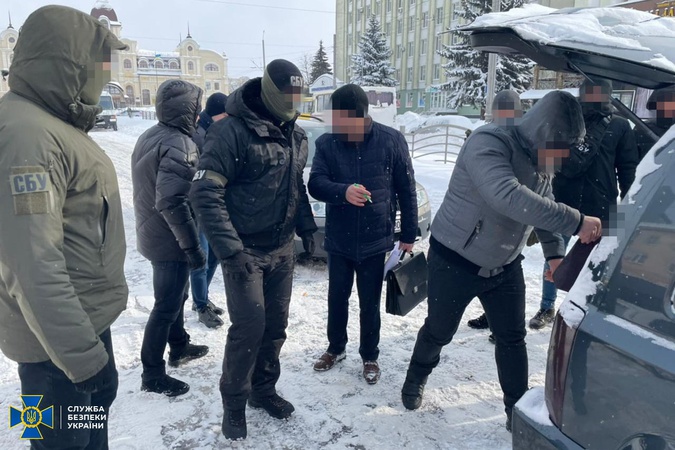 У центрі Луцька зловили посадовця, який взяв 200 тисяч хабаря