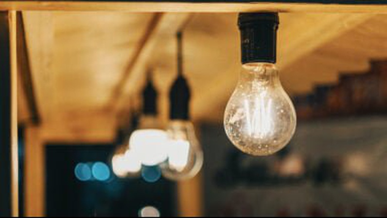 На кількох вулицях Луцька на 6 годин вимкнули світло. Причина