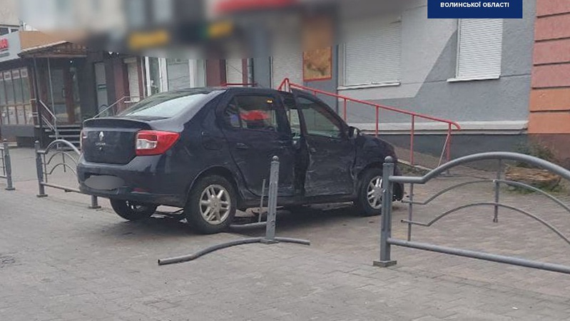 Від удару авто відкинуло на тротуар: у Луцьку трапилася ДТП. ФОТО