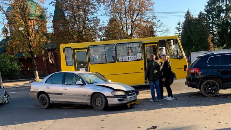 У Луцьку на Рівненській зіткнулися два легковики. ФОТО