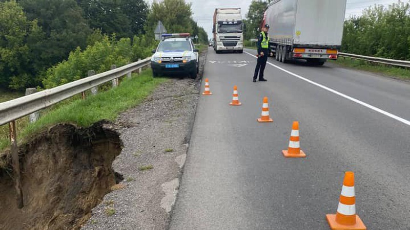 На трасі Рівне-Луцьк злива розмила узбіччя