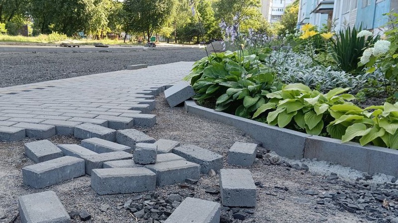 У Луцьку триває ремонт 20 прибудинкових територій
