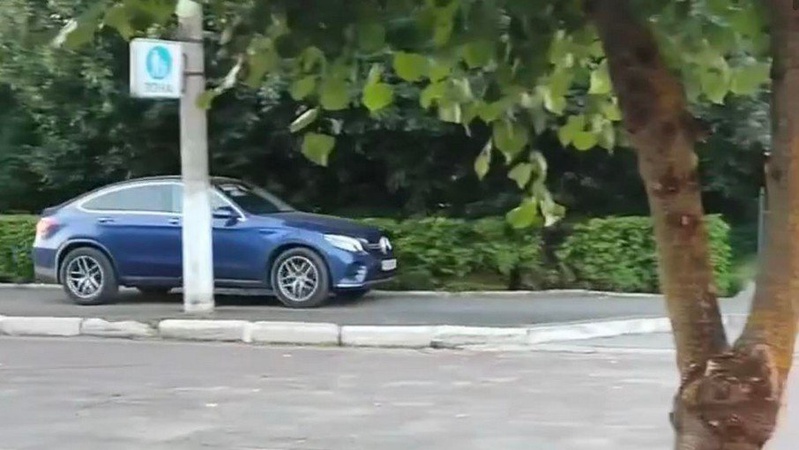 Поспішав до ресторану: на Волині водій їхав по тротуару для пішоходів