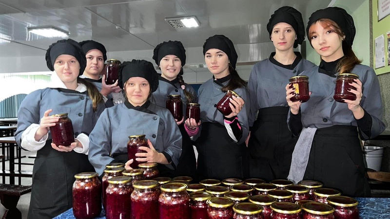 Викладачі та студенти виготовили та передали на фронт партію борщових заправок