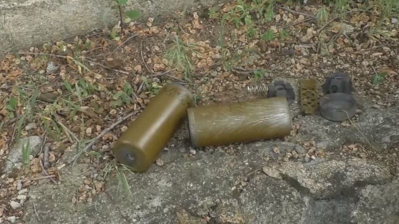 На Донбасі бойовики скинули на житлові будинки заборонені міни