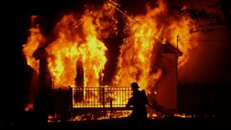 У Луцьку на Ківерцівській горить житловий будинок