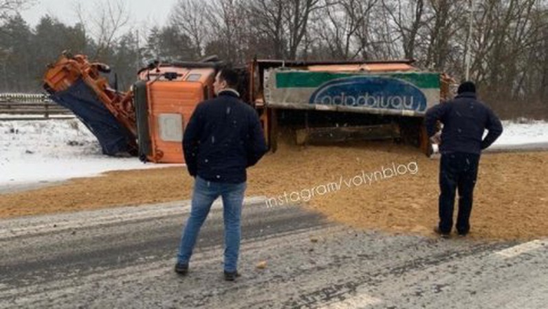 Негода наробила лиха: на Волині перекинулася снігоприбиральна машина