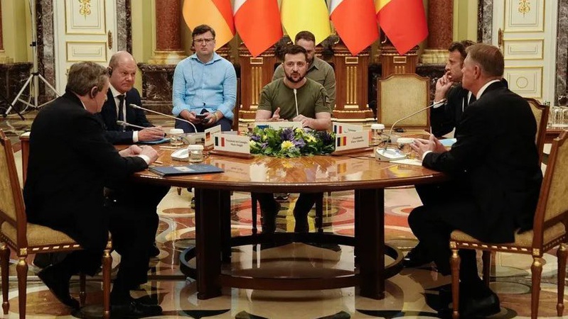 Нова риторика і важка зброя: що Макрон і Шольц насправді привезли до Києва