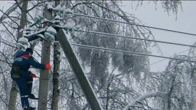 На Волині через негоду – значні обриви ліній електропередач: у регіоні масові знеструмлення