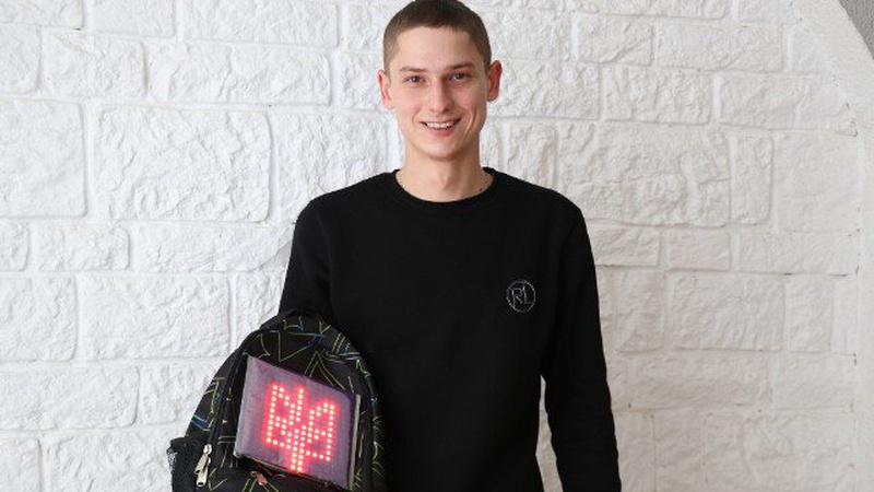 Студент ЛНТУ створив рюкзак, який транслює зображення (фото)