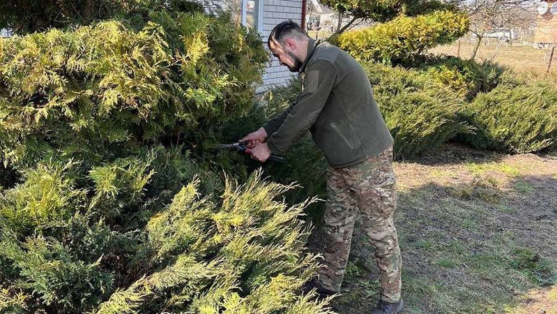 Волинський гвардієць займається дизайном окопів та вогневих позицій