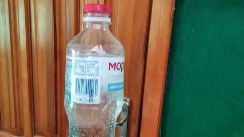 Муніципали купили в лучанки пляшку сурогату