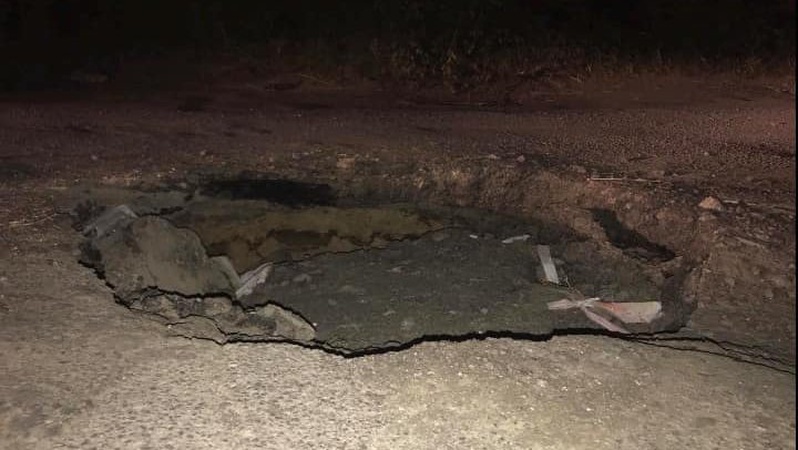 Лучани показали гігантські ями на забутій владою і комунальниками вулиці. ФОТО