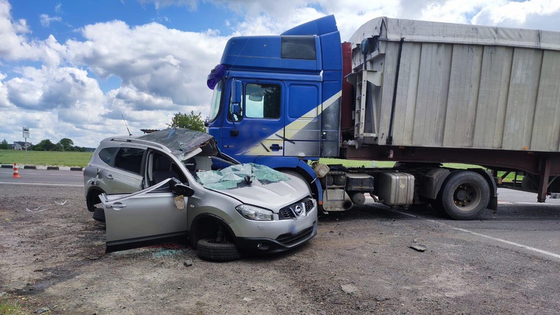 Поблизу Луцька від зіткнення із фурою на перехресті загинув 29-річний водій легковика. ФОТО