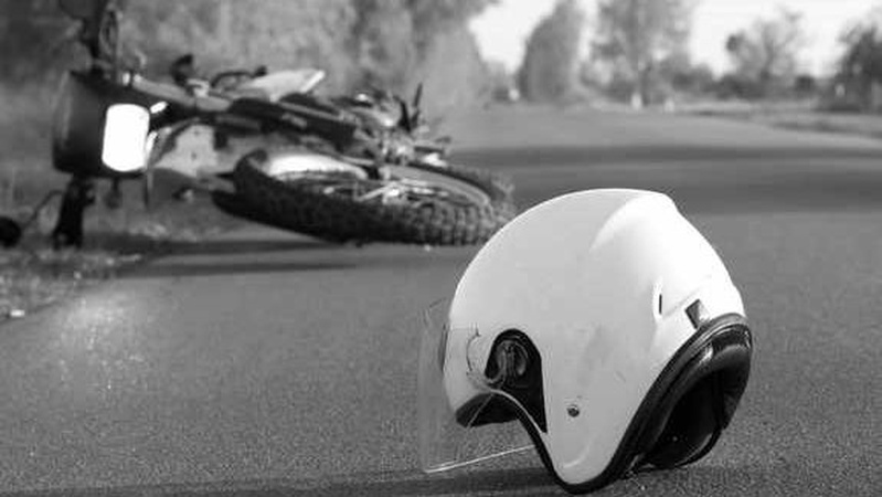 Мотоцикл на повній швидкості злетів у кювет: двох волинян рятують у лікарні