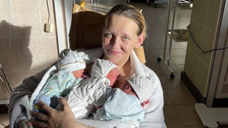 Чекала на диво 17 років: вражаюча історія народження трійні у новорічну ніч
