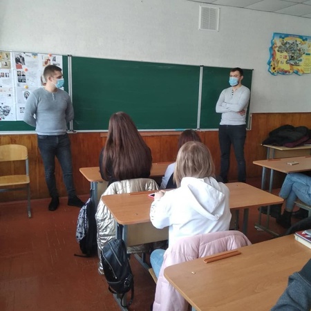 Поліцейські розказали луцьким школярам, як не стати жертвою інтернет-злочинців