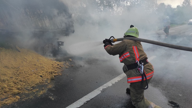 На Горохівщині горіла вантажівка з кукурудзяними відходами
