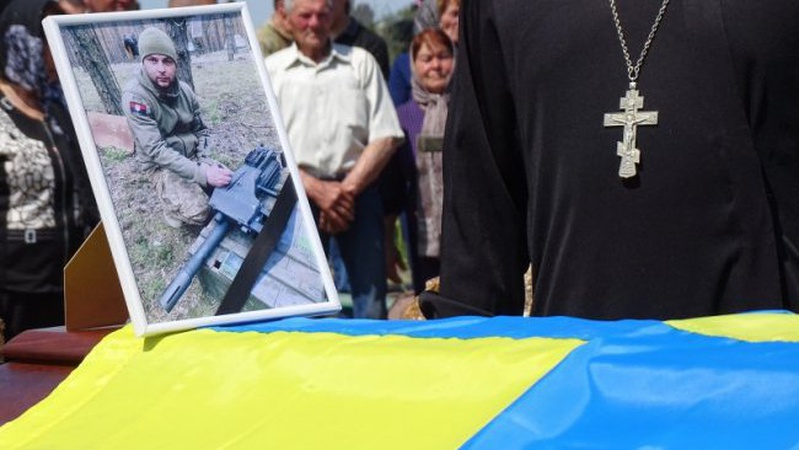 Залишилися двоє малих діток: на Волині попрощалися із Героєм Тарасом Троцем