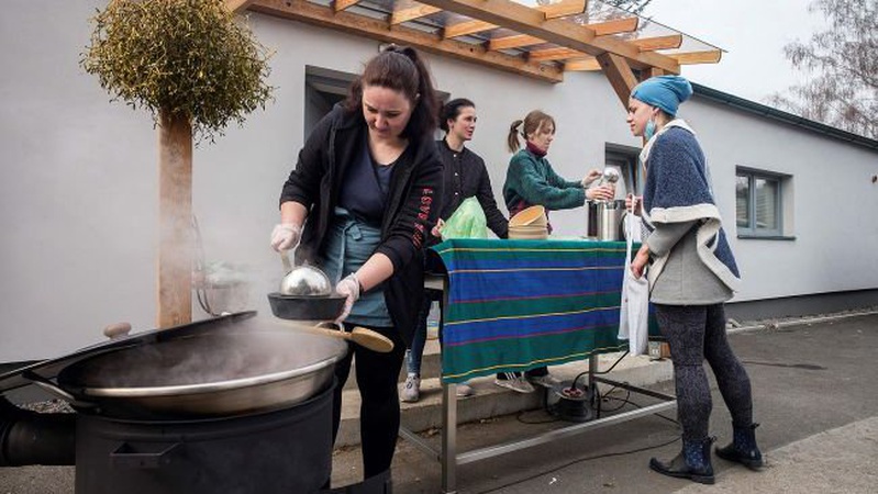 Українським біженцям з 1 липня змінять виплати в Чехії