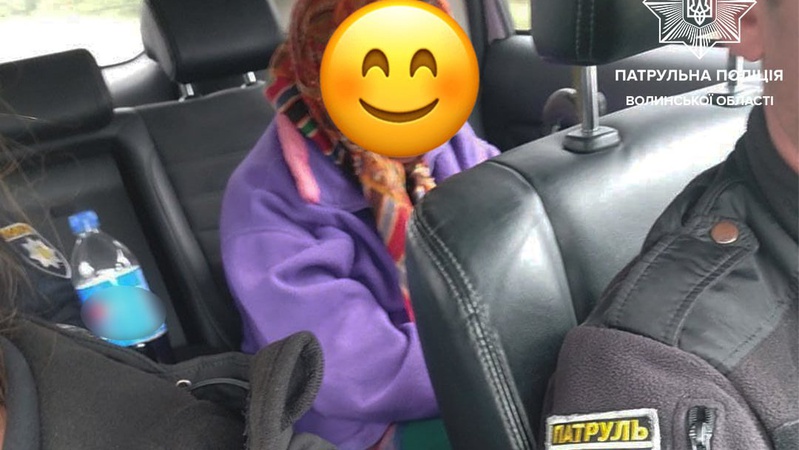 Читала Біблію: волинські патрульні доправили бабусю додому, бо та не мала грошей