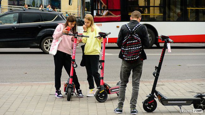 Чому в Луцьку, щойно запрацювавши, зник сервіс прокату електросамокатів