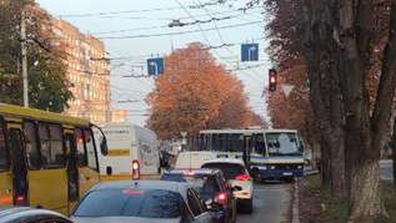 У Луцьку на Дубнівській – величезний затор