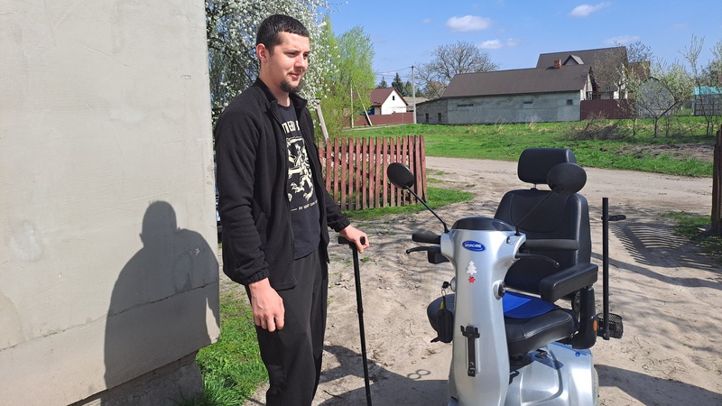 На Ковельщині військовий з ампутацією отримав електроскутер від благодійників