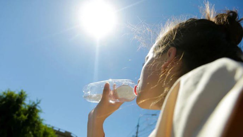 Спекотні будні: медик дав поради, як спасатися від духоти