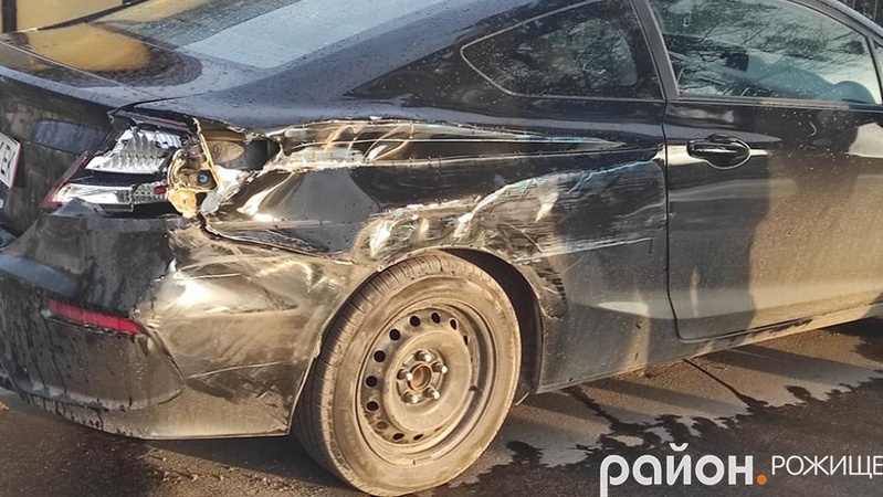 У місті на Волині вантажівка розтрощила припарковане авто