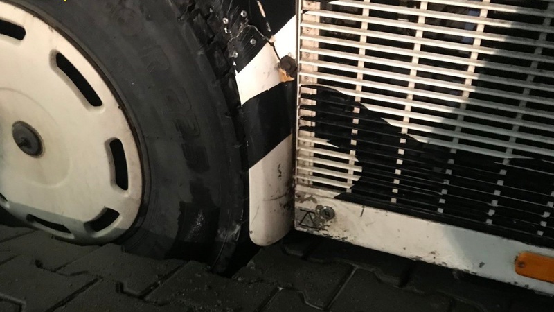 У Нововолинську автобус провалився колесом у яму. ФОТО