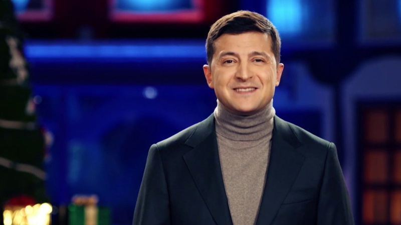 Як Зеленський б’є тату Україні «Тут был Вова» і новорічним вітанням розсварює людей