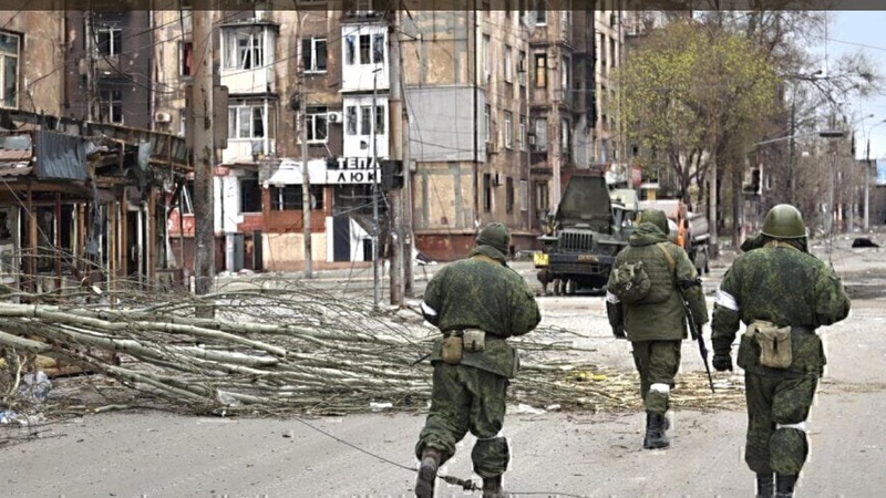 В окупованому Маріуполі окупанти та колаборанти крадуть вцілілі автомобілі