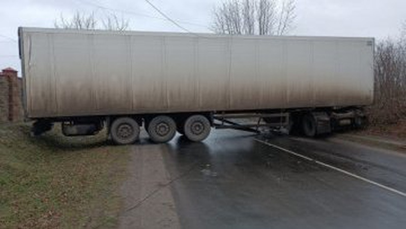 Поблизу Луцька – ДТП: фура перекрила в’їзд у село. ФОТО