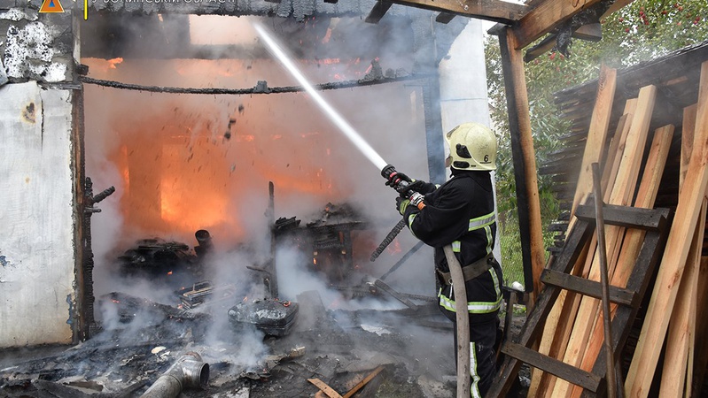На Волині горіла господарська будівля: на місці працювало 15 пожежників. ВІДЕО