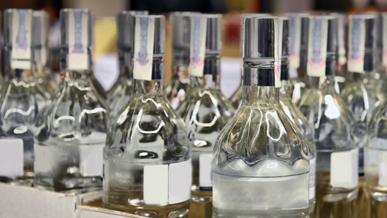 Розводив спирт водою: за продаж фальсифікату лучанин отримав штраф